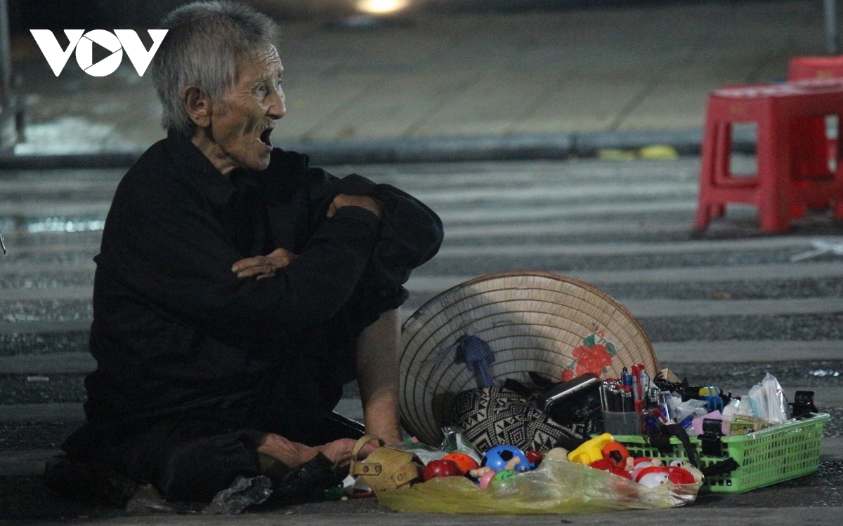 Underprivileged people in Hanoi strive to earn a living at night